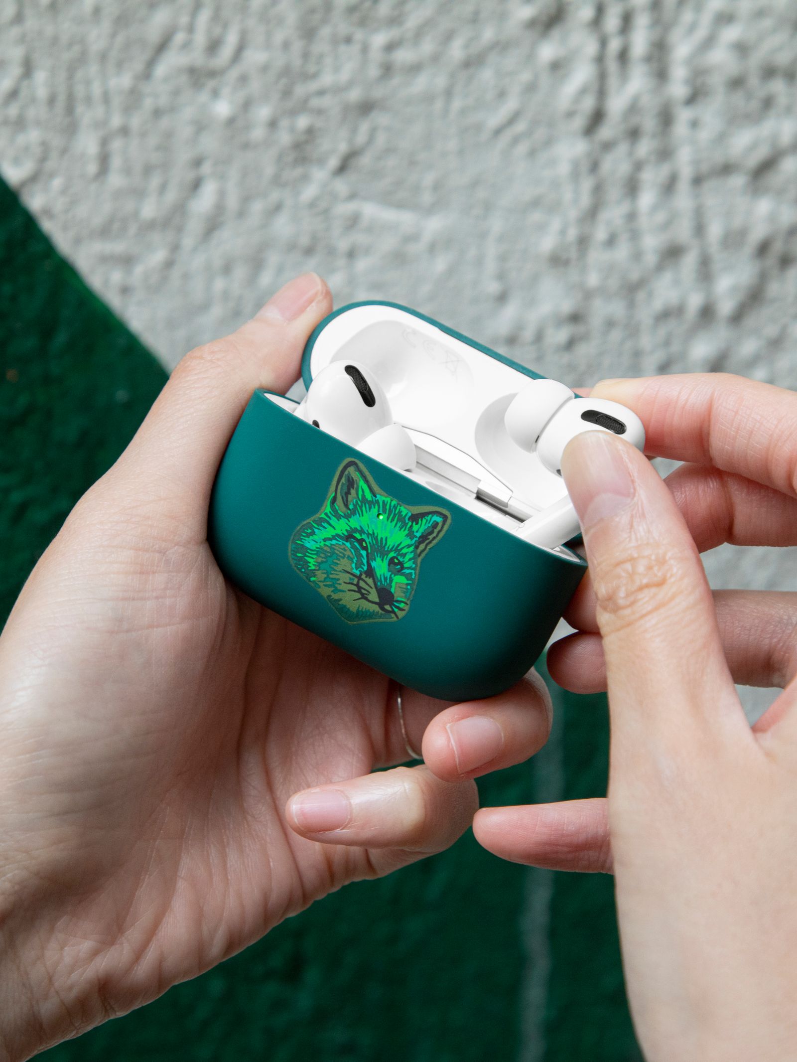 MAISON KITSUNÉ - MAISON KITSUNÉ - GREEN FOX-AIRPODS PRO CASE