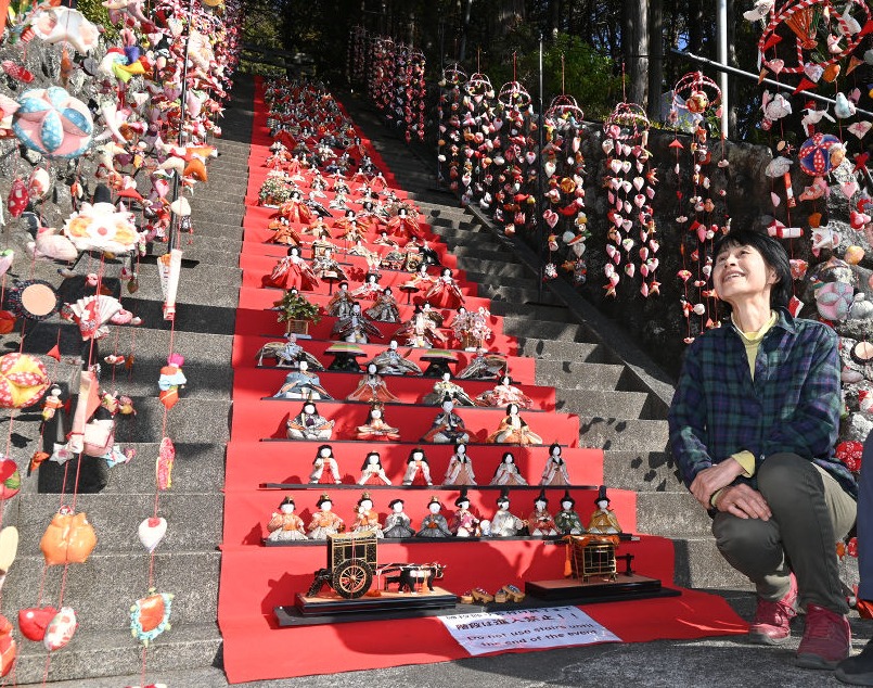 日本一”118段の「ひな壇飾り」 東伊豆にお目見え｜静岡新聞DIGITAL