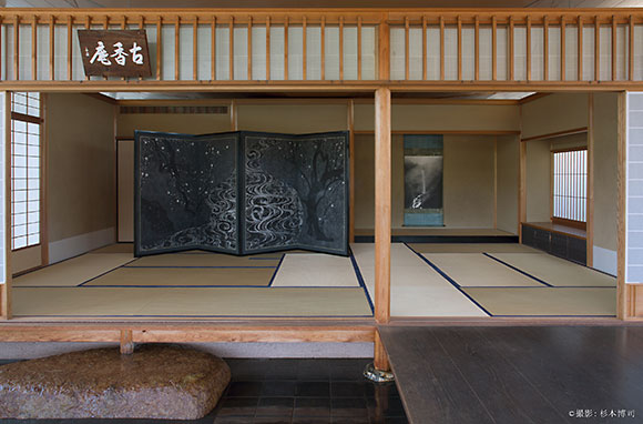 ニュースアーカイブス 古香庵 杉本博司作品「華厳滝図」「月下紅白梅図