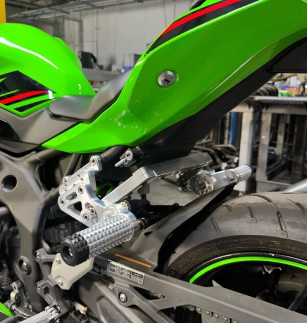 ZX4R 好きなポジションに設定できるアルミサブケージ｜AxxL