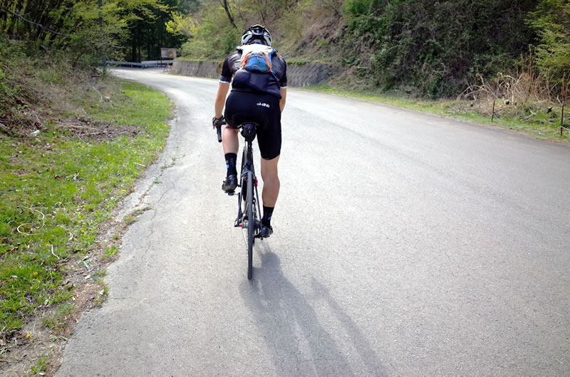 サイクルウェアのコーディネートにdhbのAeronジャージとビブショーツは