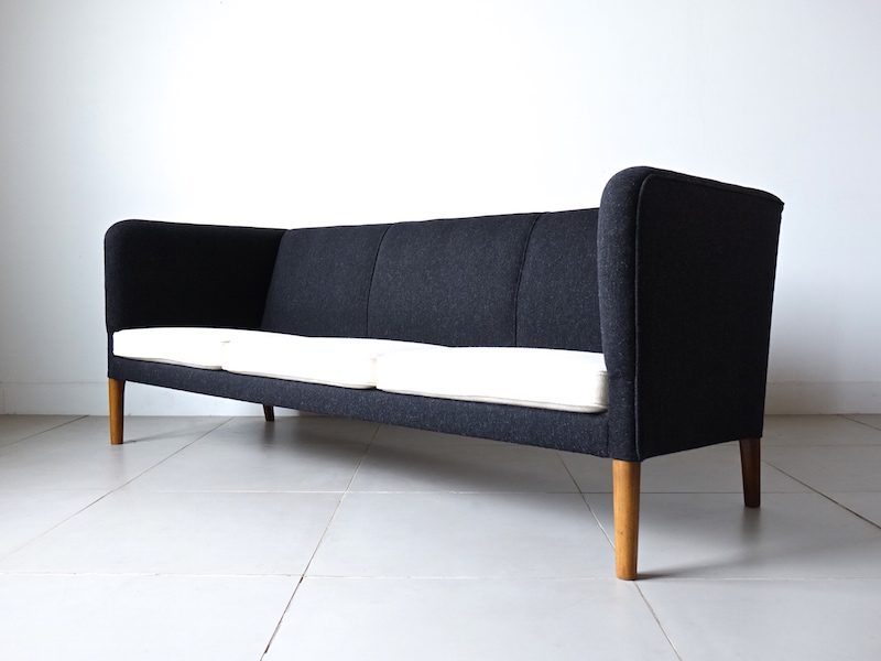 Bellbet | AP18S Sofa by Hans J. Wegner for AP stolen