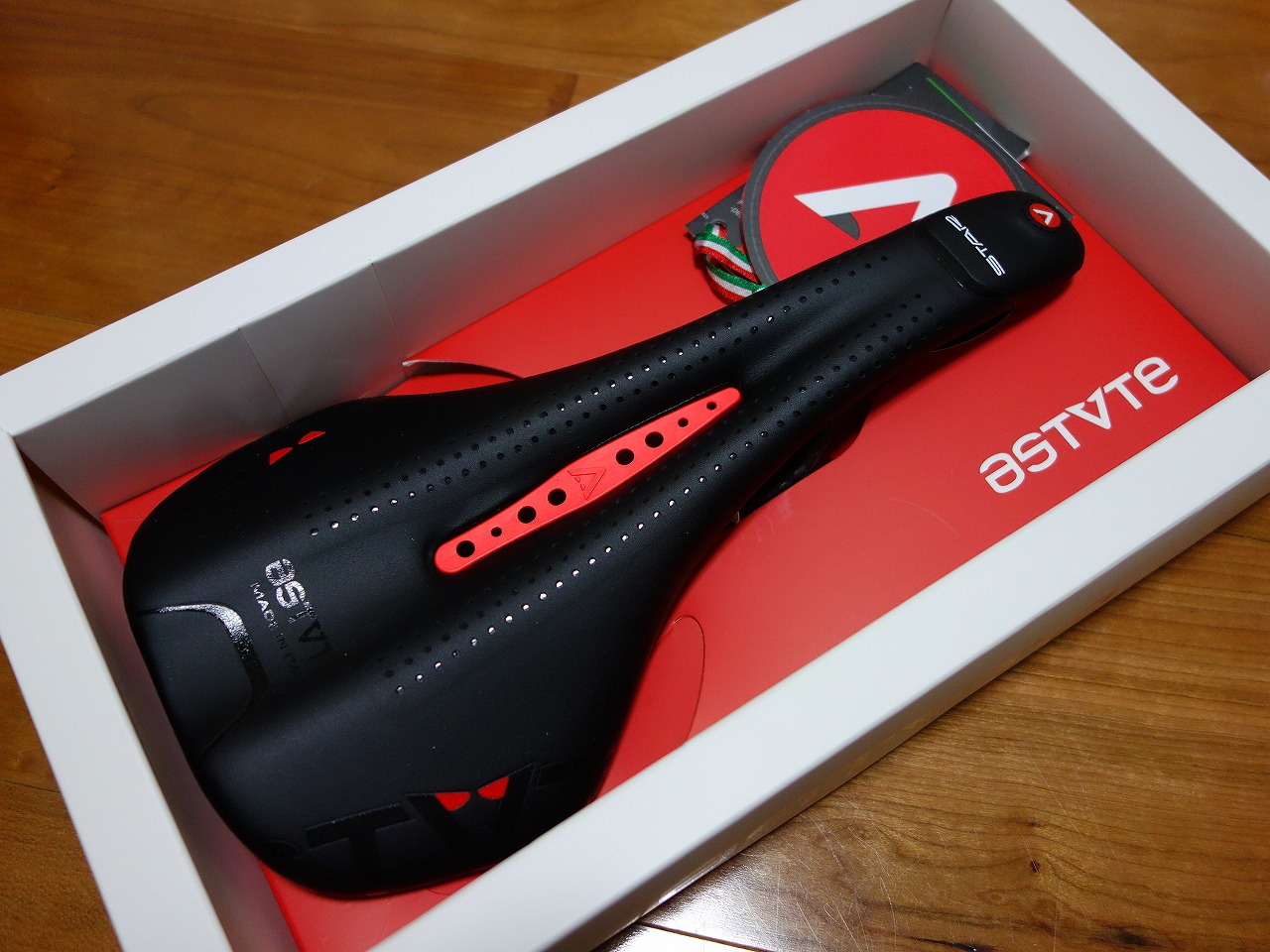 憧れのカーボンレールサドル！？「Astvte “Starlite VT”」を購入しま