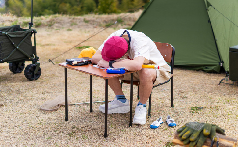 これもキャンプギアです。童心を取り戻すための大人用学校机＆椅子