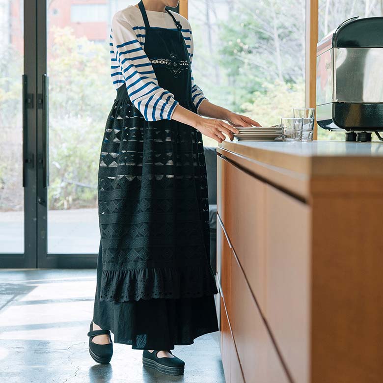 DEAN＆DELUCA×BEAMS COUTURE レースのエプロンドレス ブラック | DEAN