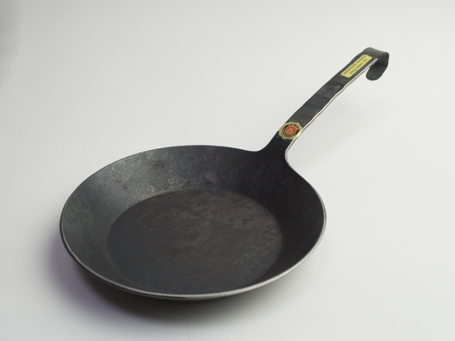 turk（ターク）【鉄製クラシックフライパン24cm】｜DAIDOKO