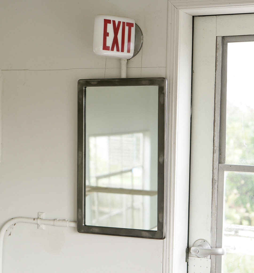 インテリアに溶け込むミラー | 実用的でスタイリッシュなラインナップ