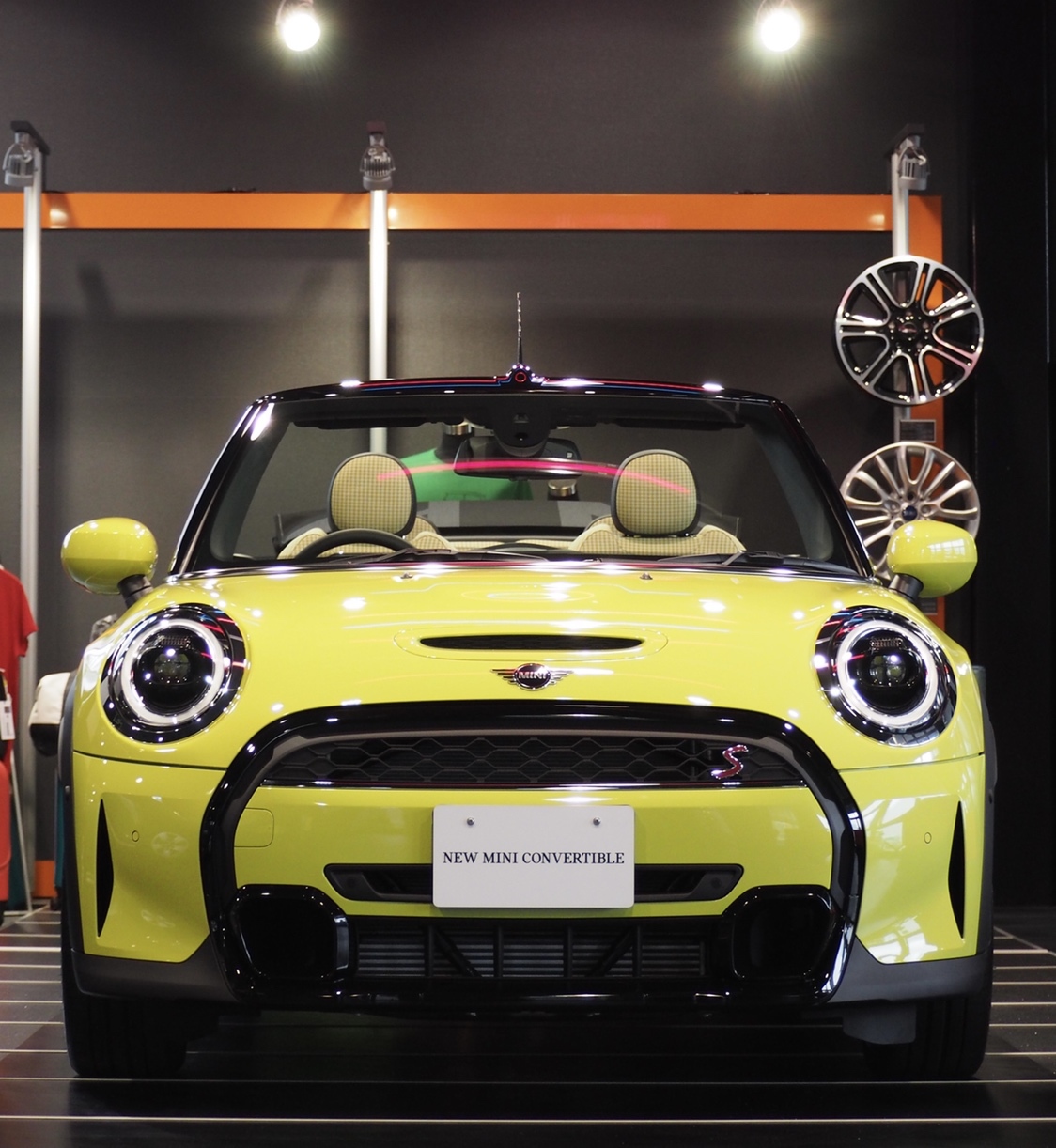 MINI】刺激的なイエロー THE NEW MINI CONVERTIBLE. 試乗受付中