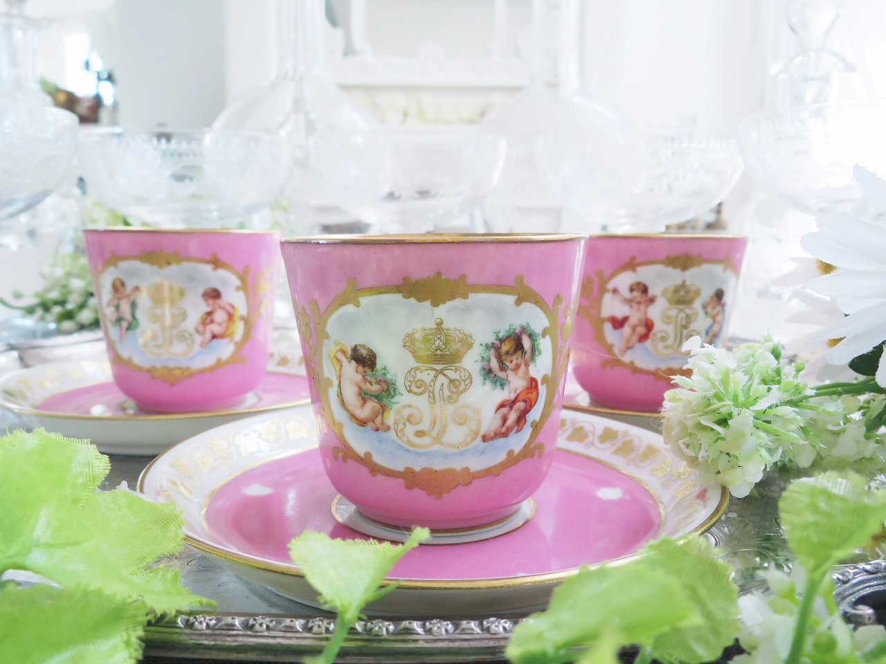 パリ窯 ポンパドールピンク 天使のカップ＆ソーサー（A) - 薔薇と天使