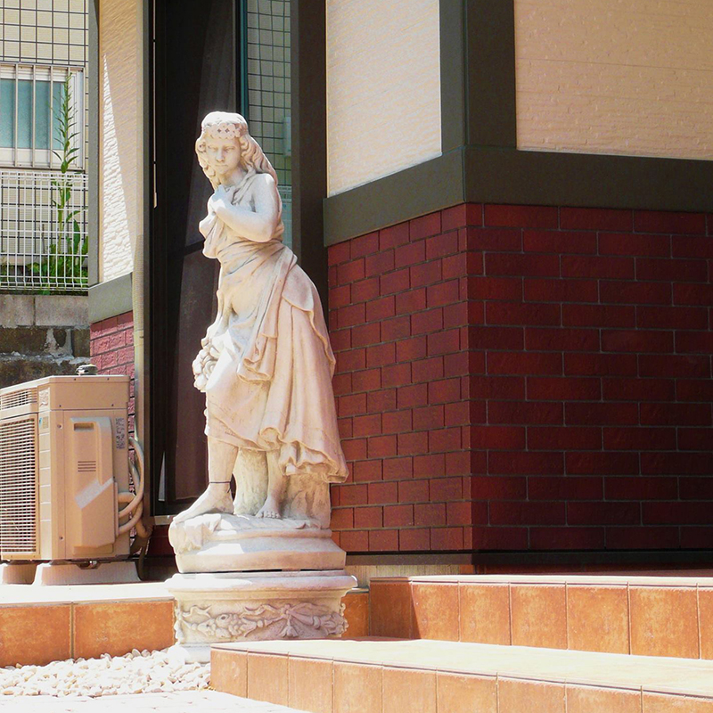 PAPINIAGOSTINO 春の少女、ITALGARDEN 台座・ピレオ 現場：兵庫県神戸