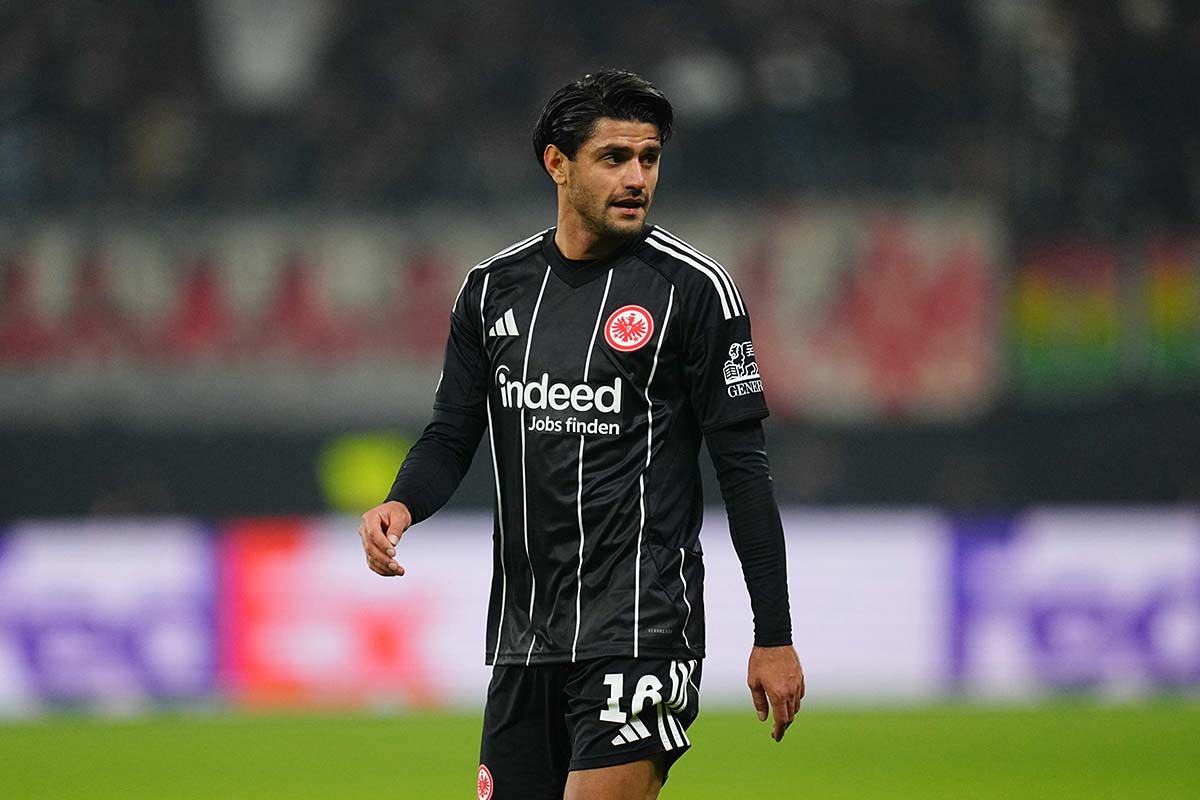 美しい軌道！ フランクフルトMFのゴールが最高！ ドルトムントから奪っ