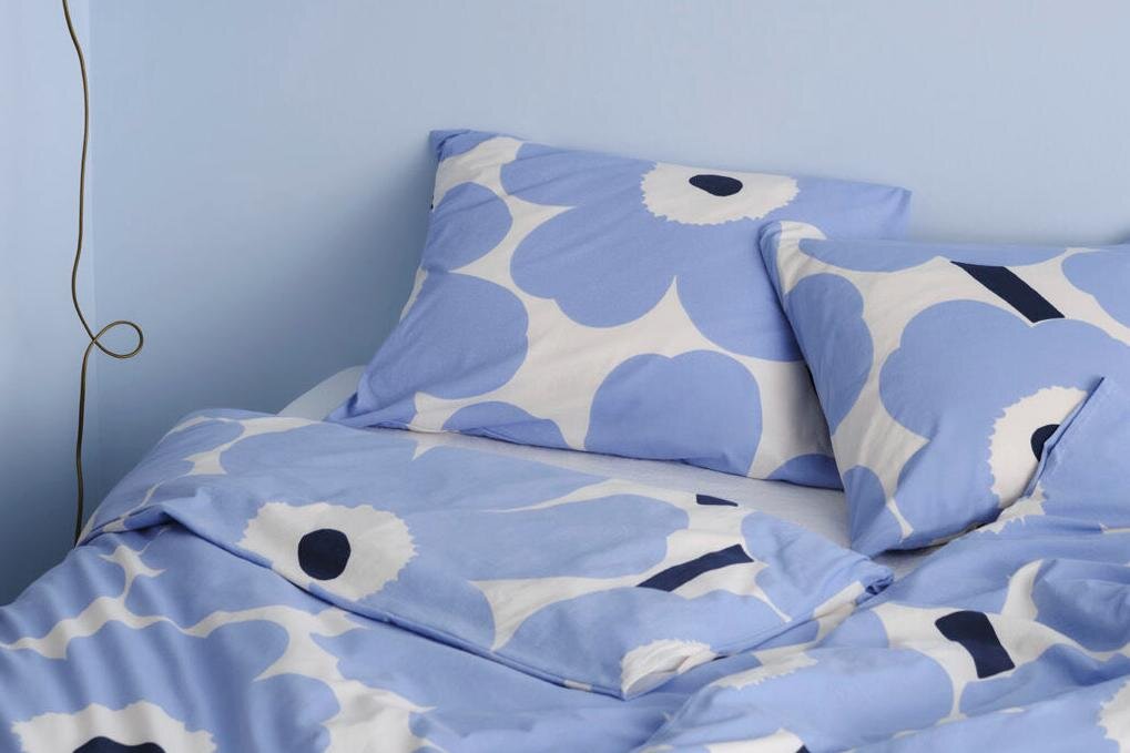 マリメッコ”やわらかライトブルー”の「ウニッコ」バスマットや枕カバー