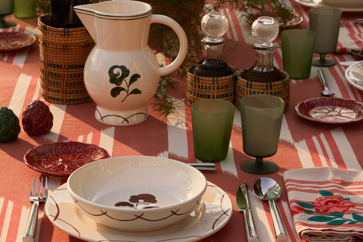 ZARA HOME“海外の風景”着想のテーブルウェア、花を描いた食器や