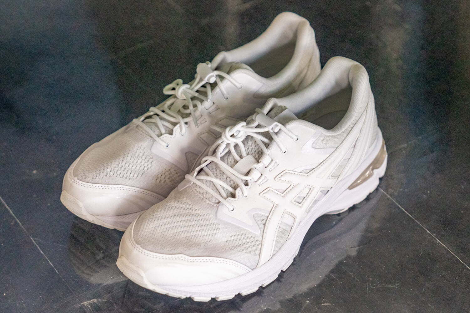 コム デ ギャルソン・シャツ×アシックスの“モノトーン”スニーカー