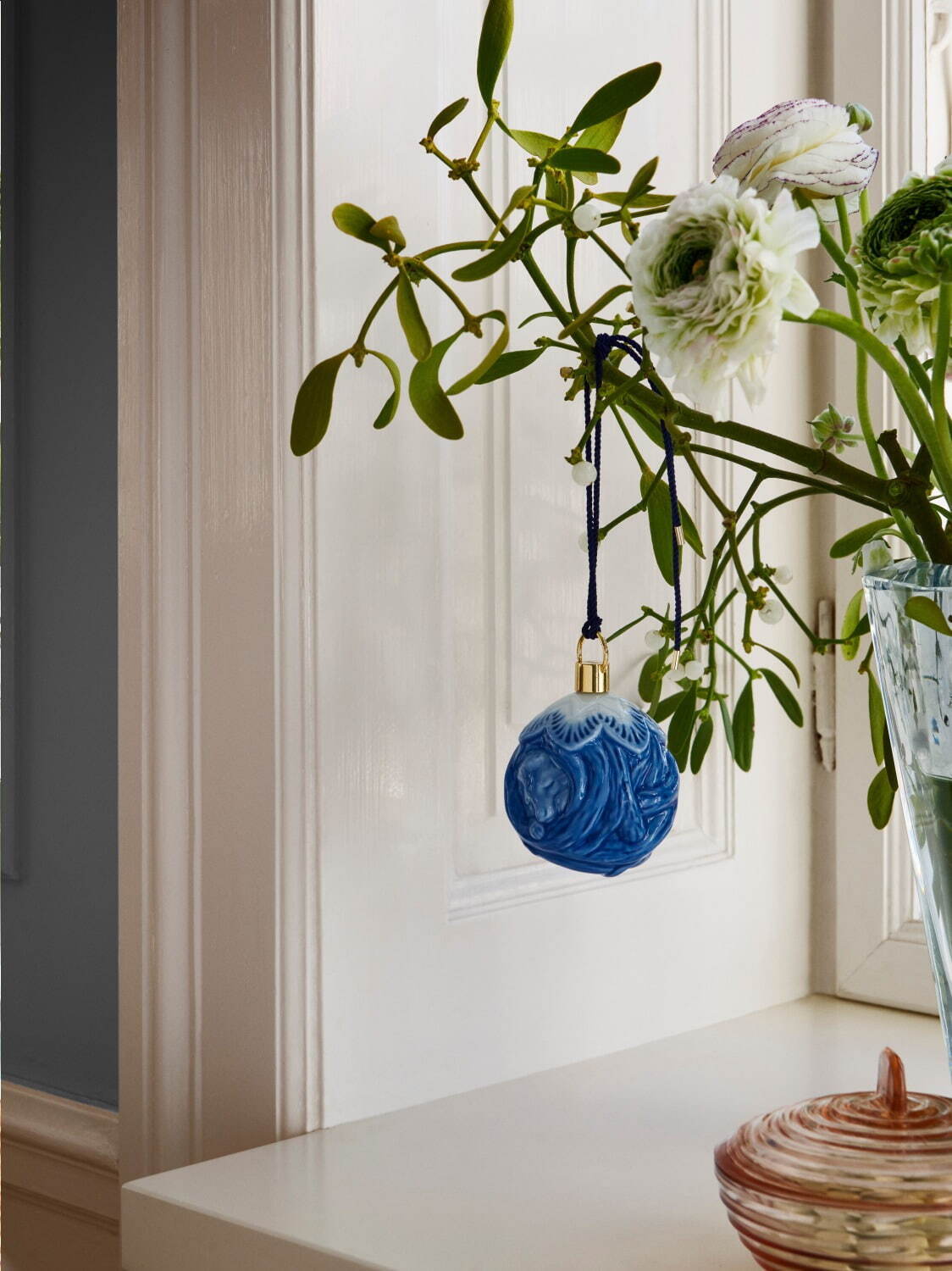 ロイヤル コペンハーゲンのクリスマス2023、サンタの磁器や楽器を持っ