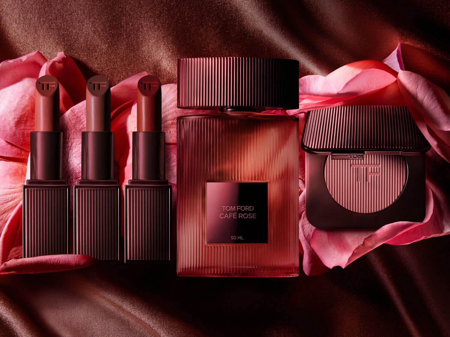 トム フォード ビューティ香水「カフェ ローズ」着想の深みマット