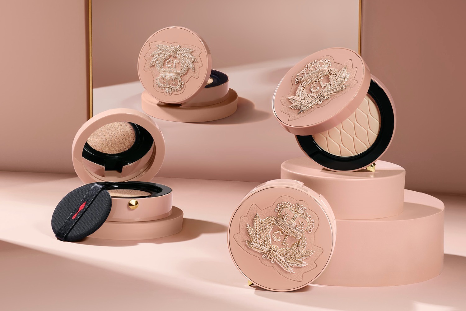 クリスチャン ルブタン、“ヌード×紋章刺繍”の限定クッションファンデ
