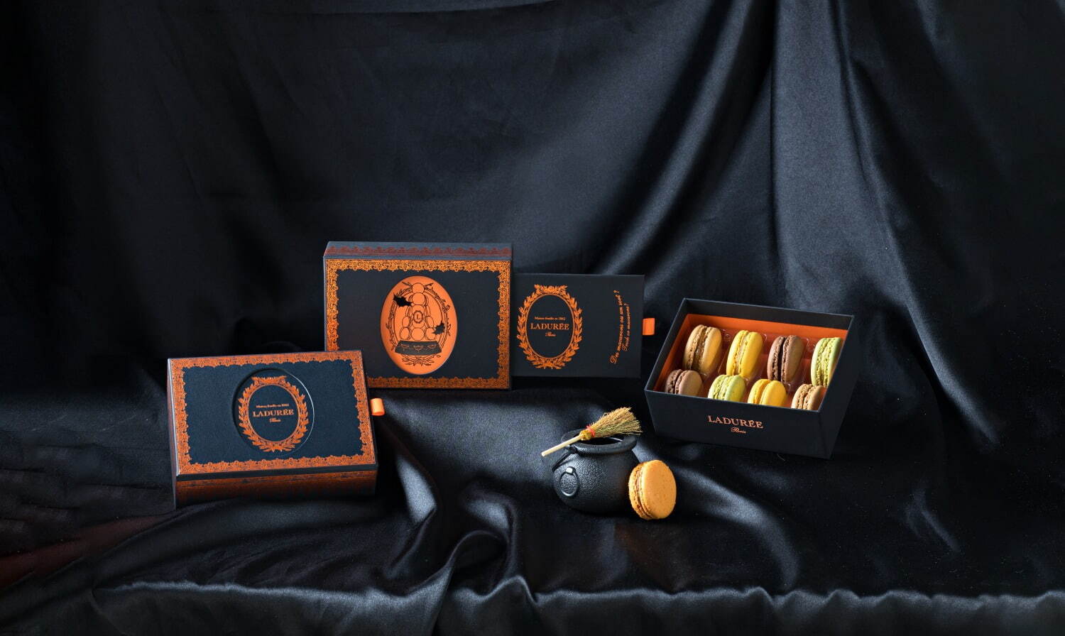 ラデュレのハロウィン、柄が変わる“仕掛け付き”マカロンボックスや