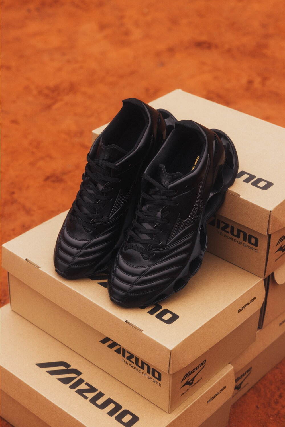 ミズノのオールブラックスニーカー、サッカースパイク風アッパーに空洞