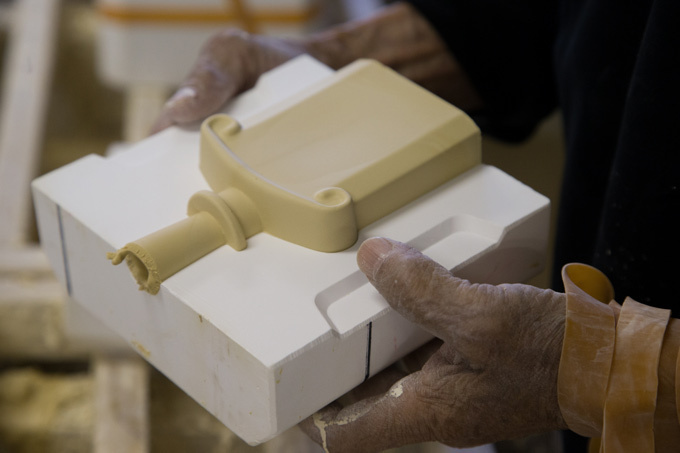 ゲラン、有田焼ボトルの香水「フォール フラワーズ」秋の花を纏った