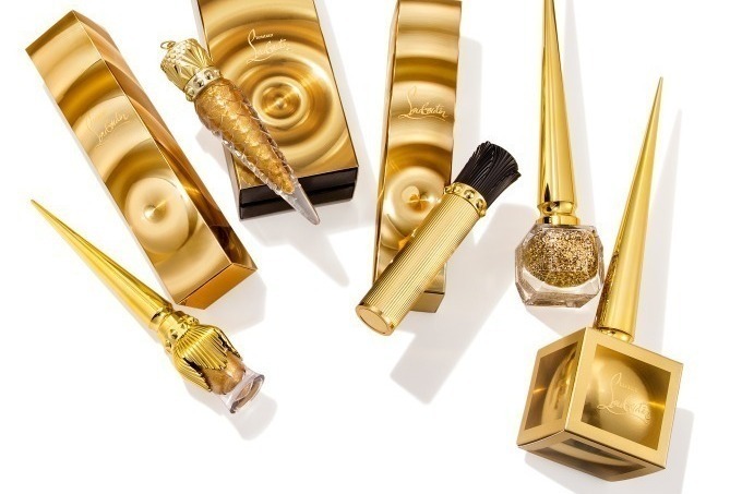 クリスチャン ルブタンのクリスマス「ゴールド」の大粒ラメ入りネイル