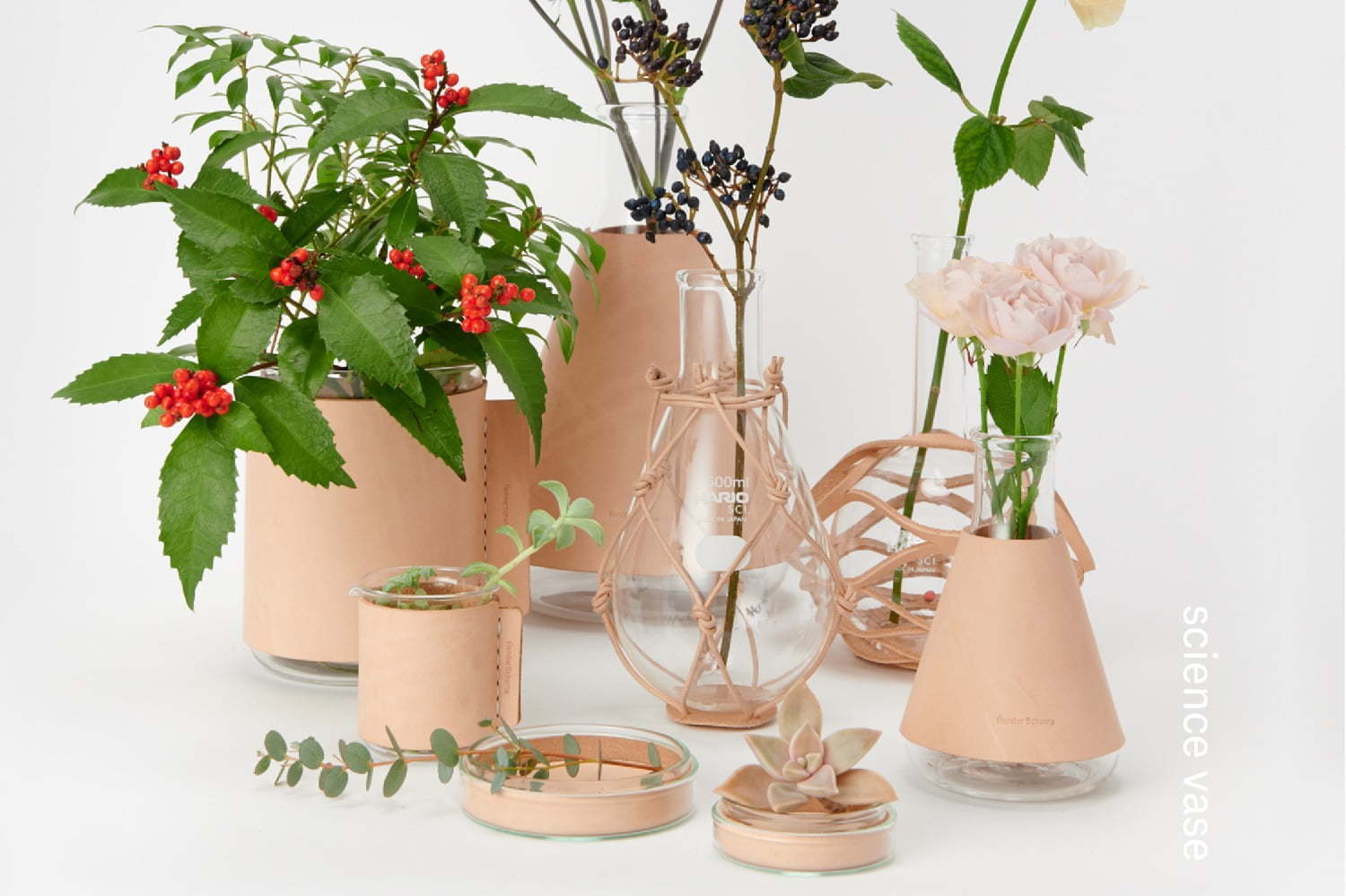 エンダースキーマから新ライン「サイエンス ベース：化瓶」レザーを