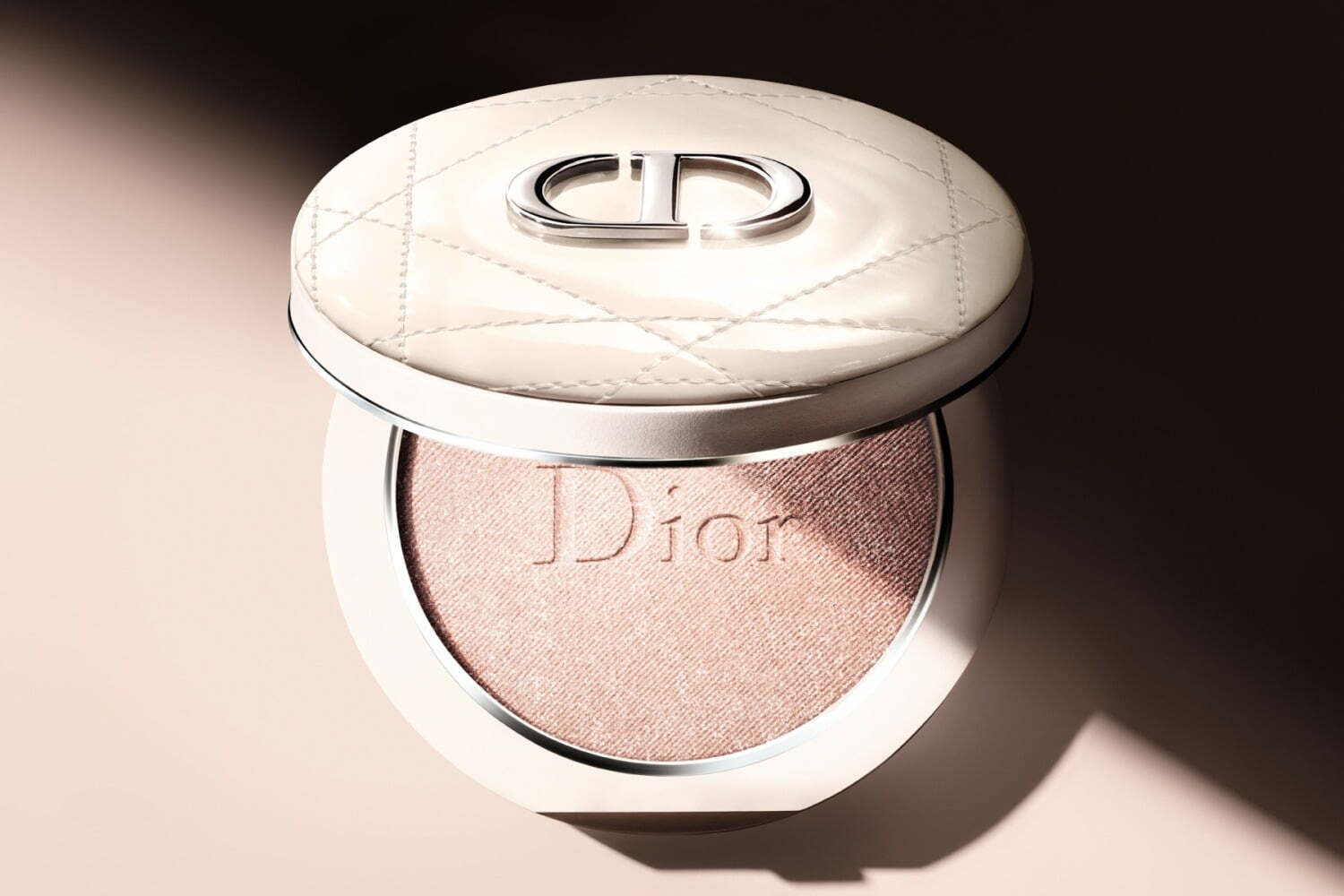 ディオールスキン フォーエヴァーの新ハイライター、自然な艶めき