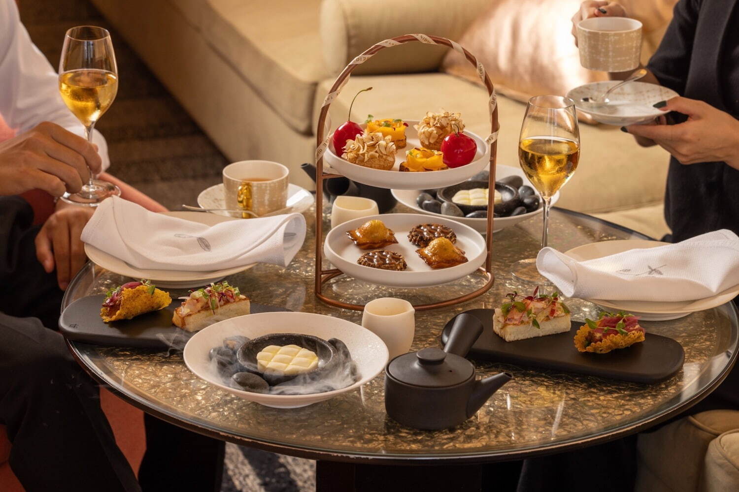 ベージュ アラン・デュカス 東京の秋アフターヌーンティー、“カメリア