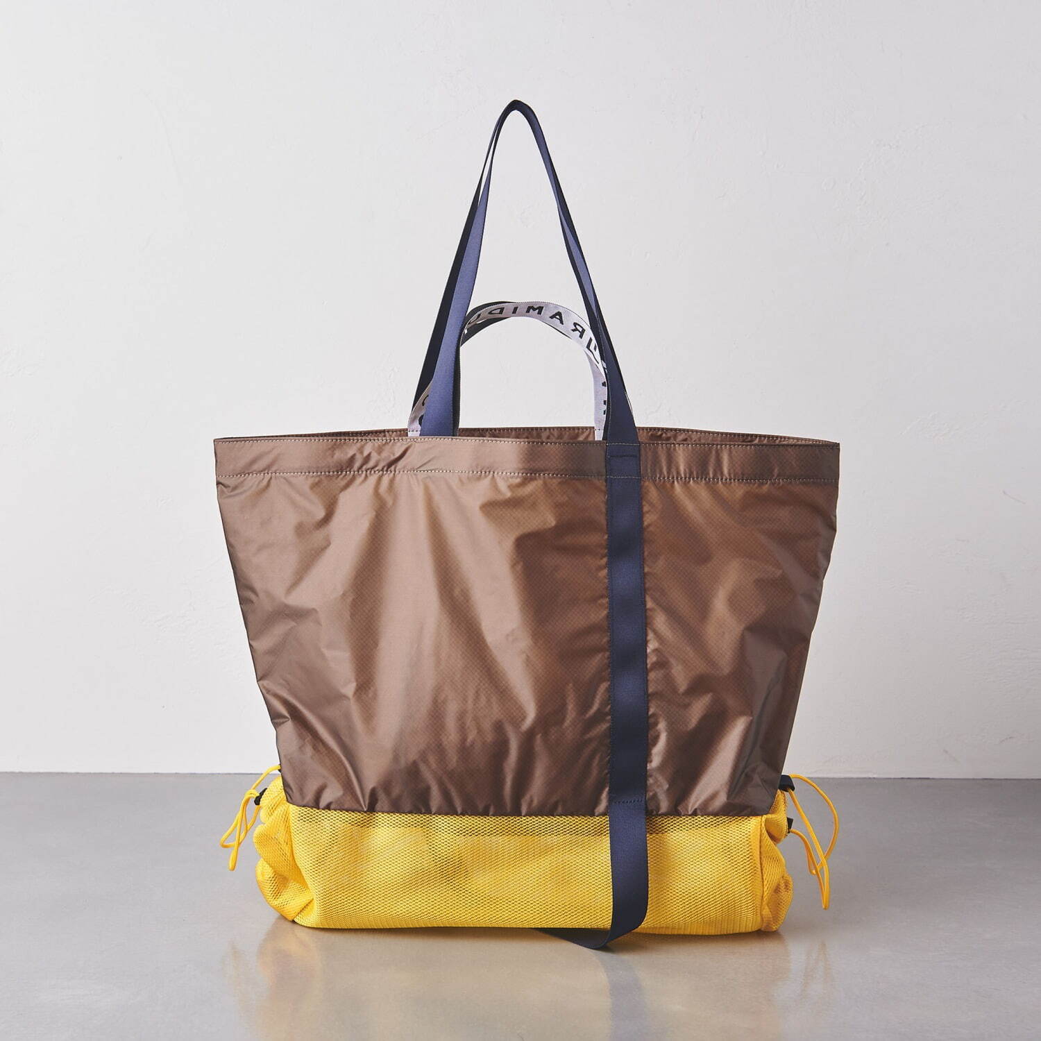 トゥー ユナイテッドアローズの新作“底にヨガマット収納可能な”バッグ