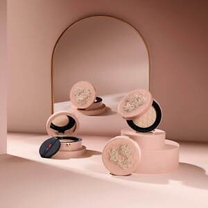 クリスチャン ルブタン、“ヌード×紋章刺繍”の限定クッションファンデ