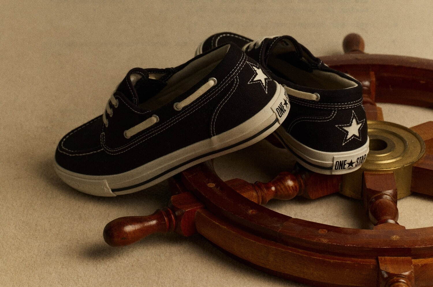 コンバース×ネクサスセブンのユニセックススニーカー、90年代「ワン