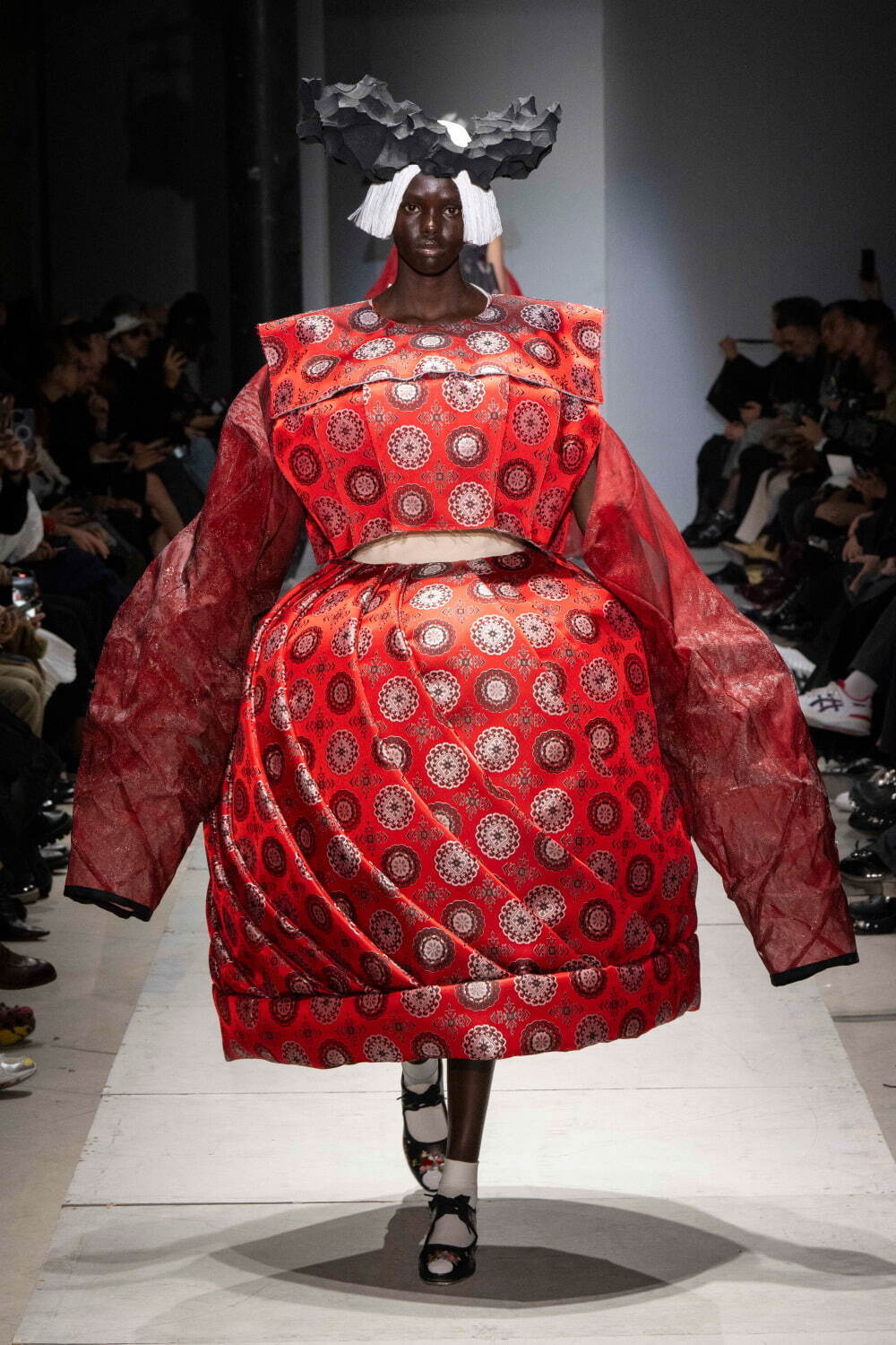 コム デ ギャルソン 2025年春夏コレクション - ヴェールが織りなす