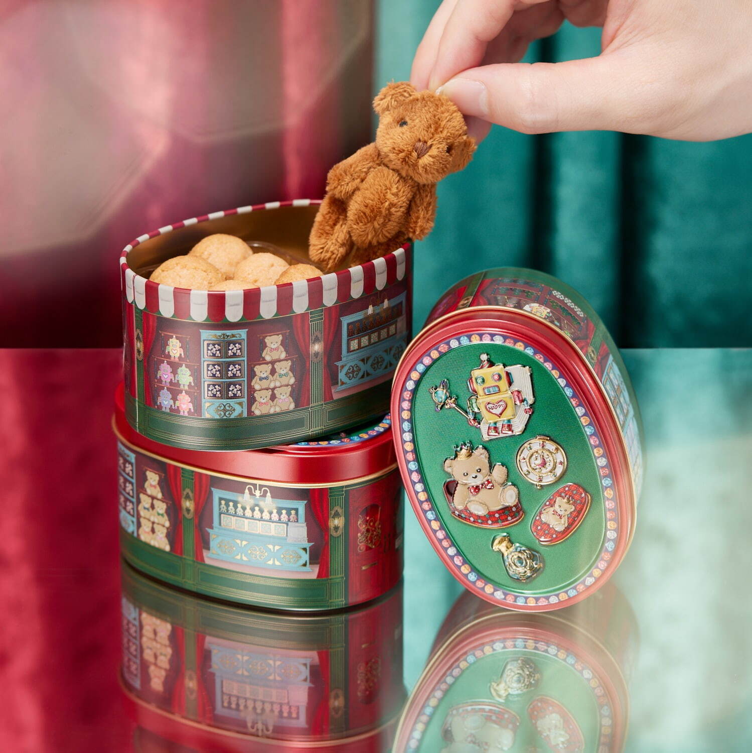 小説から生まれた「魔法のお菓子缶」“小さなクマのぬいぐるみ＆3D映像