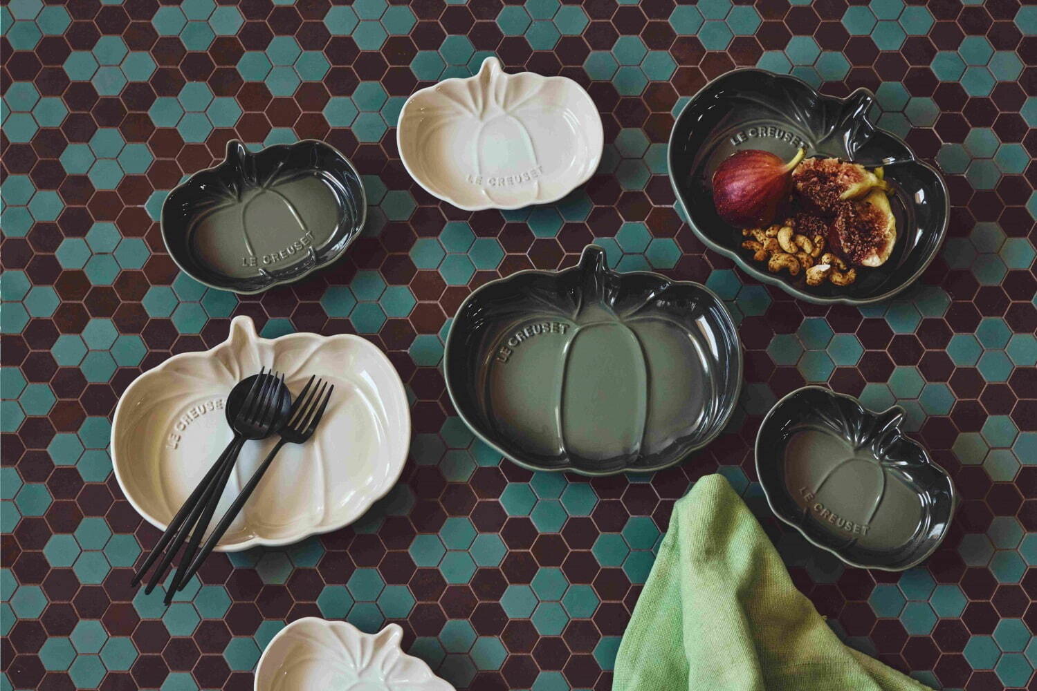 ル・クルーゼのハロウィン - かぼちゃ型の鋳物ホーロー鍋やマグ、黒猫