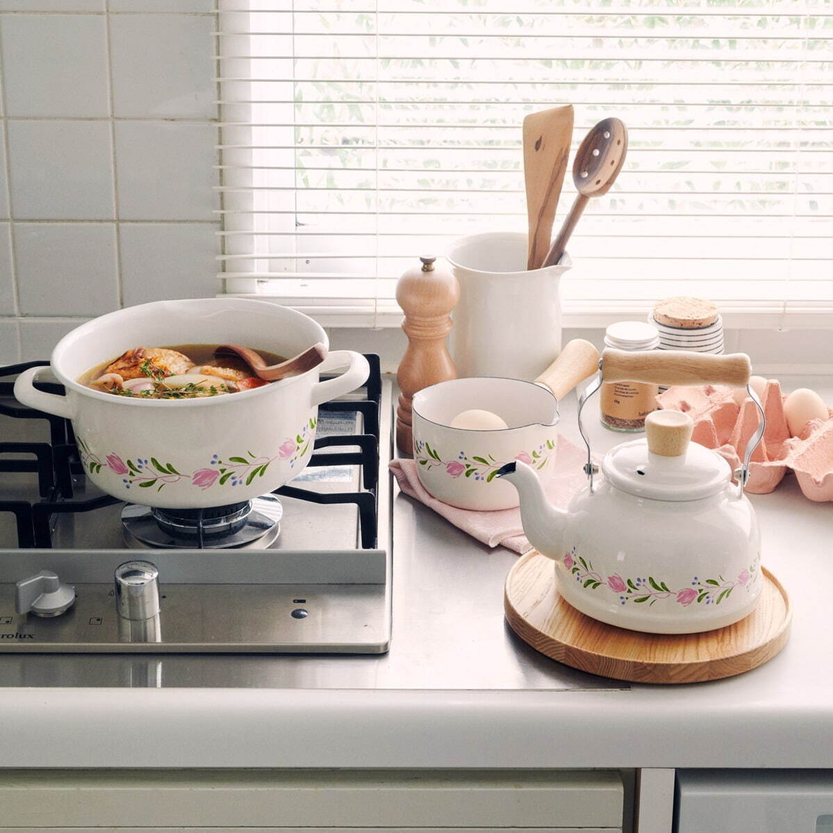 アフタヌーンティー・リビング“レトロ花柄”キッチン用品、ホーロー鍋や