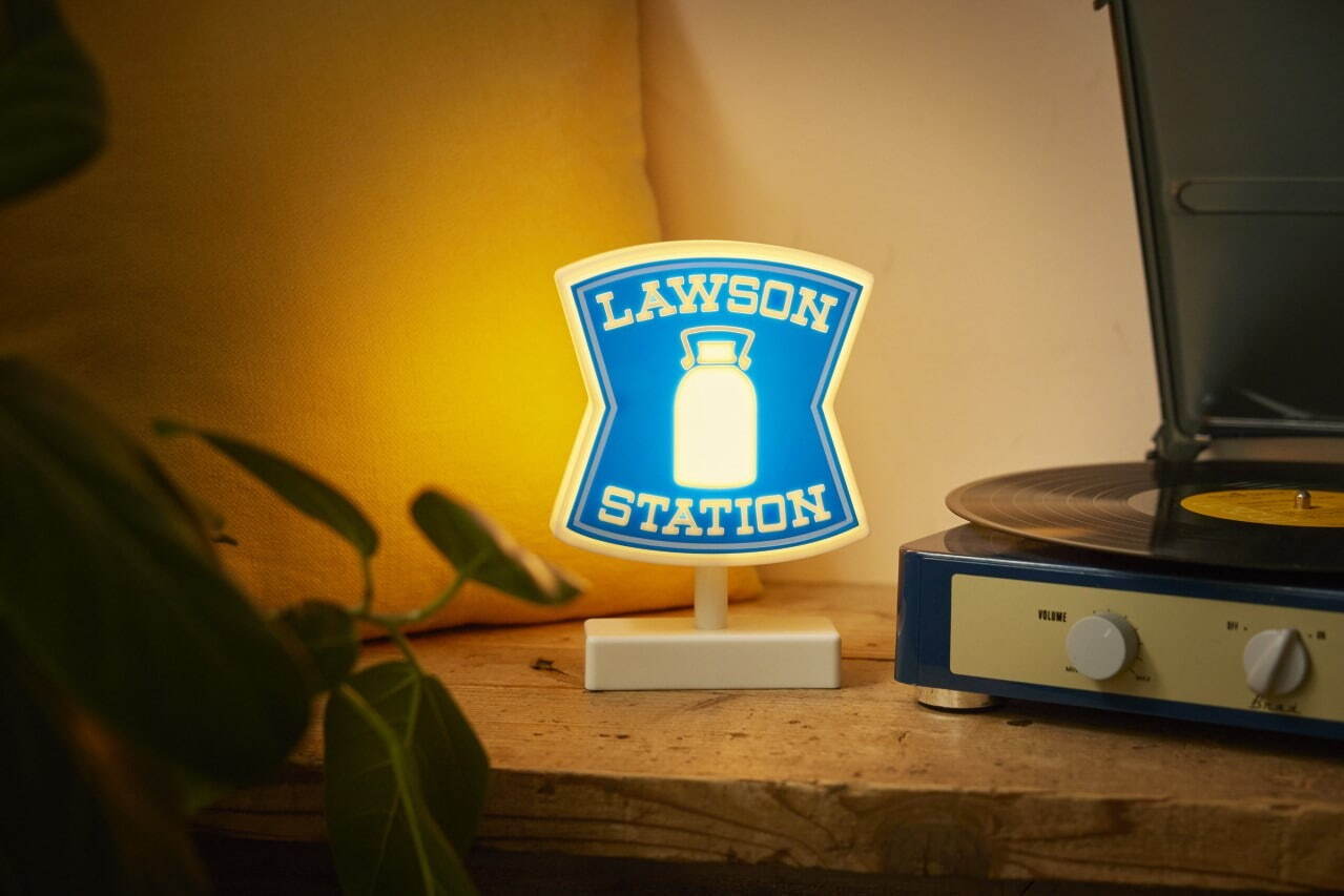 ローソンの看板」がグッズ化！ふわもち感触のクッション＆“本物っぽく