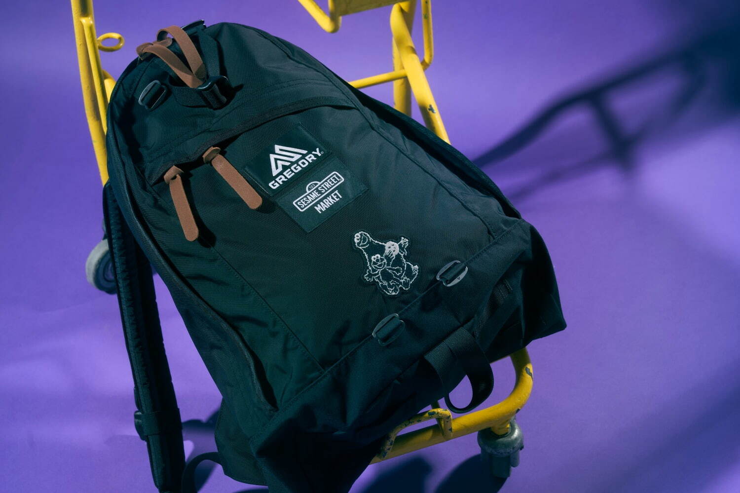 セサミストリートマーケット×グレゴリー「エルモ」刺繍の花柄バック