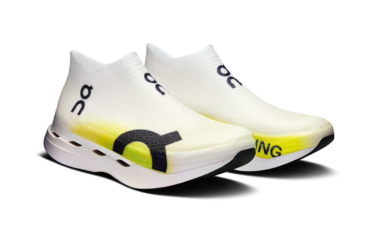 オン“靴紐いらず”の軽量ランニングシューズに25年春新色、ホワイト