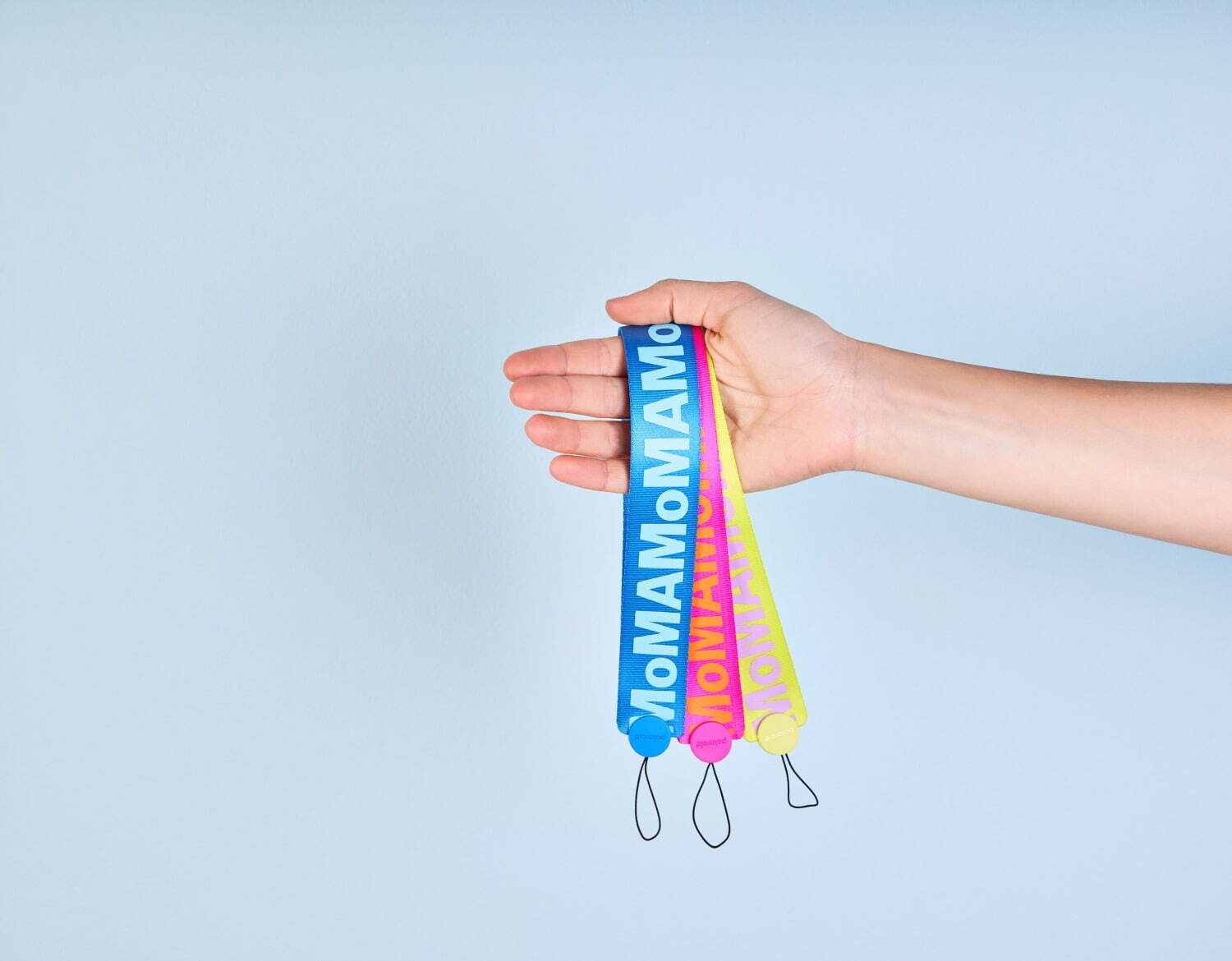 MoMAデザインストア“鮮やかブルー”のポラロイドカメラ、ゴッホらの名言