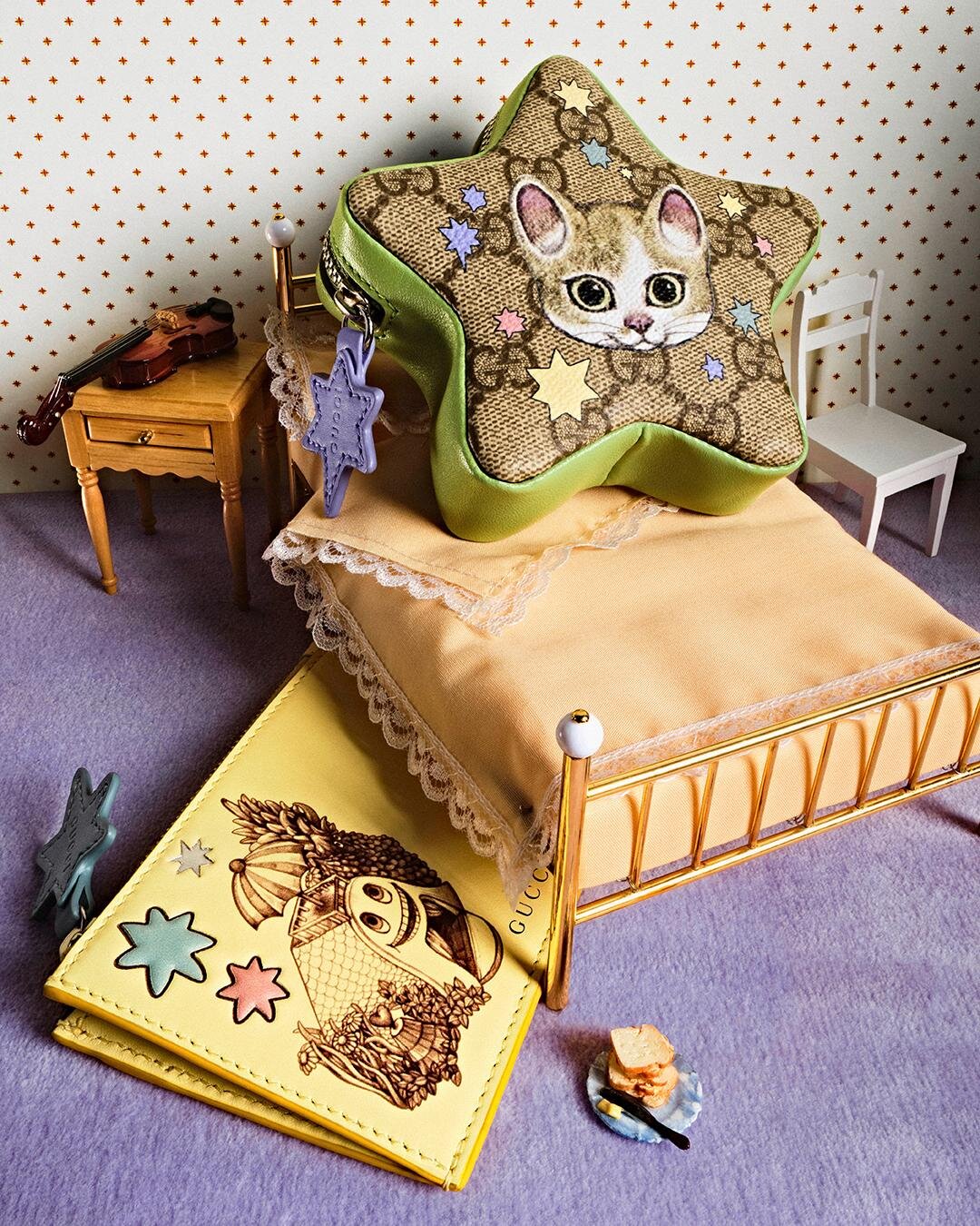 グッチ、ヒグチユウコが描く“魔法の森”ハンドバッグ＆ドレス姿の猫キー