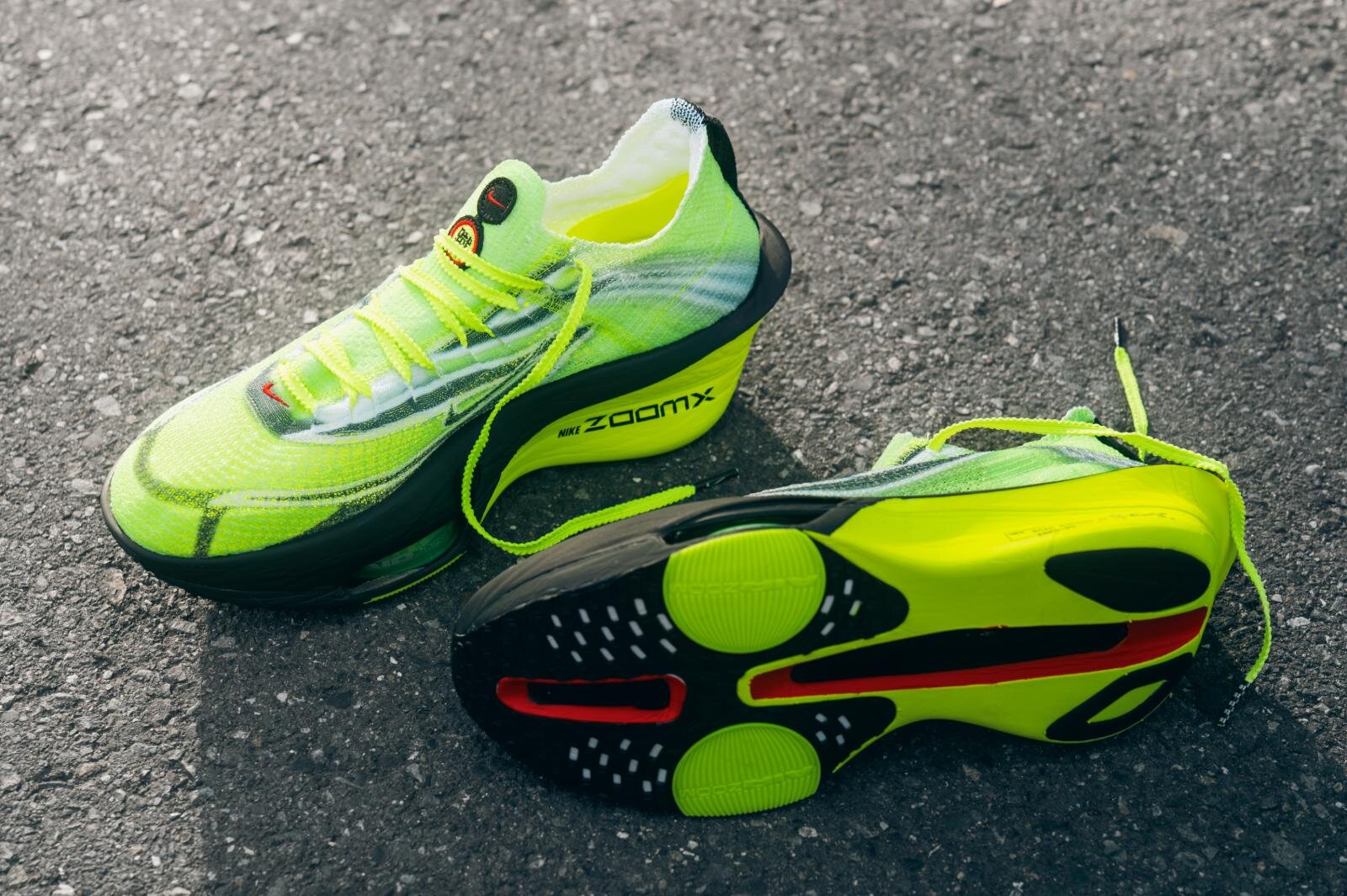 ナイキの”駅伝”着想ランニングシューズ、ライムグリーンの「アルファ