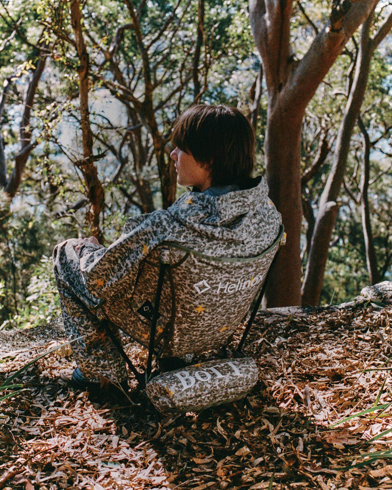 ボット×ヘリノックスのアウトドアチェア、オリジナルカモ柄に