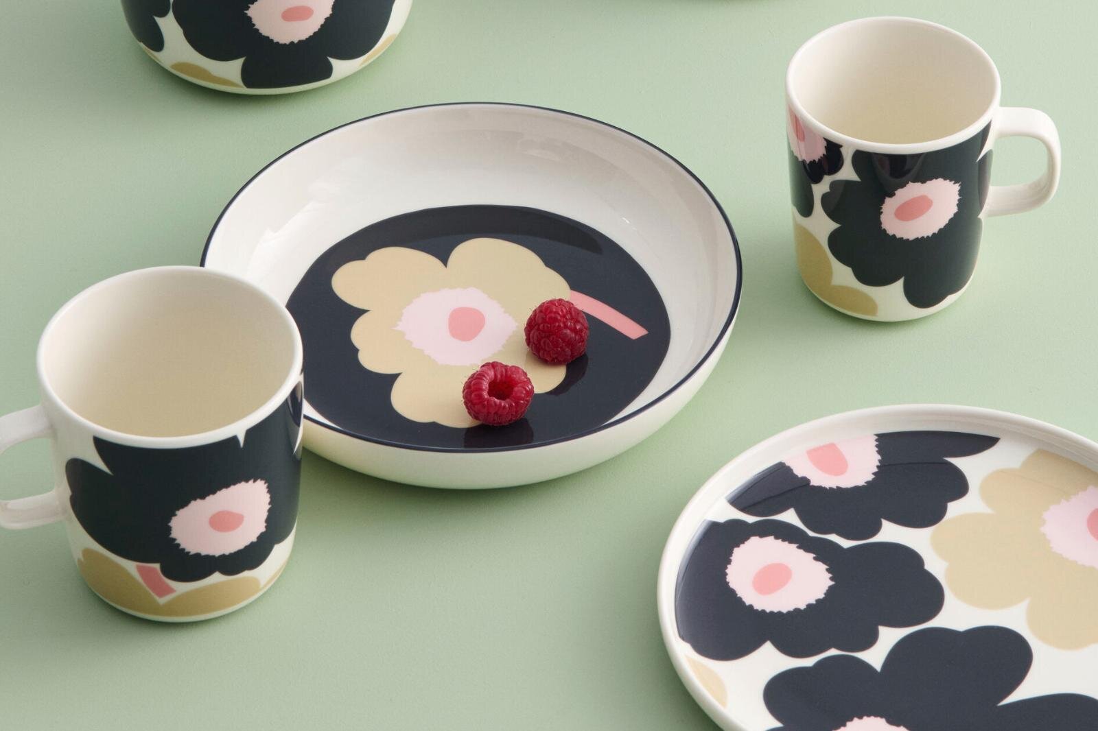 ル・クルーゼのクリスマスに向けた限定キッチンウェア、フラワー型