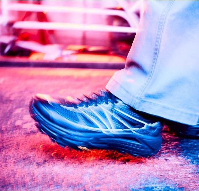 ホカのトレイルランニングシューズに“暗闇で光る”メタリックメッシュ