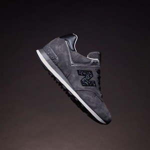 ニューバランス×スワロフスキーの限定スニーカー「574」クリスタル仕様