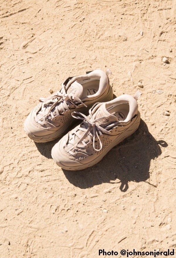 エンジニアド ガーメンツから “赤と黒”の防水シューズ、ホカ オネオネ