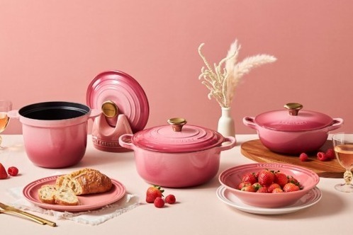 ル・クルーゼからクリスマス限定色「ベリー」グラデーションピンクの