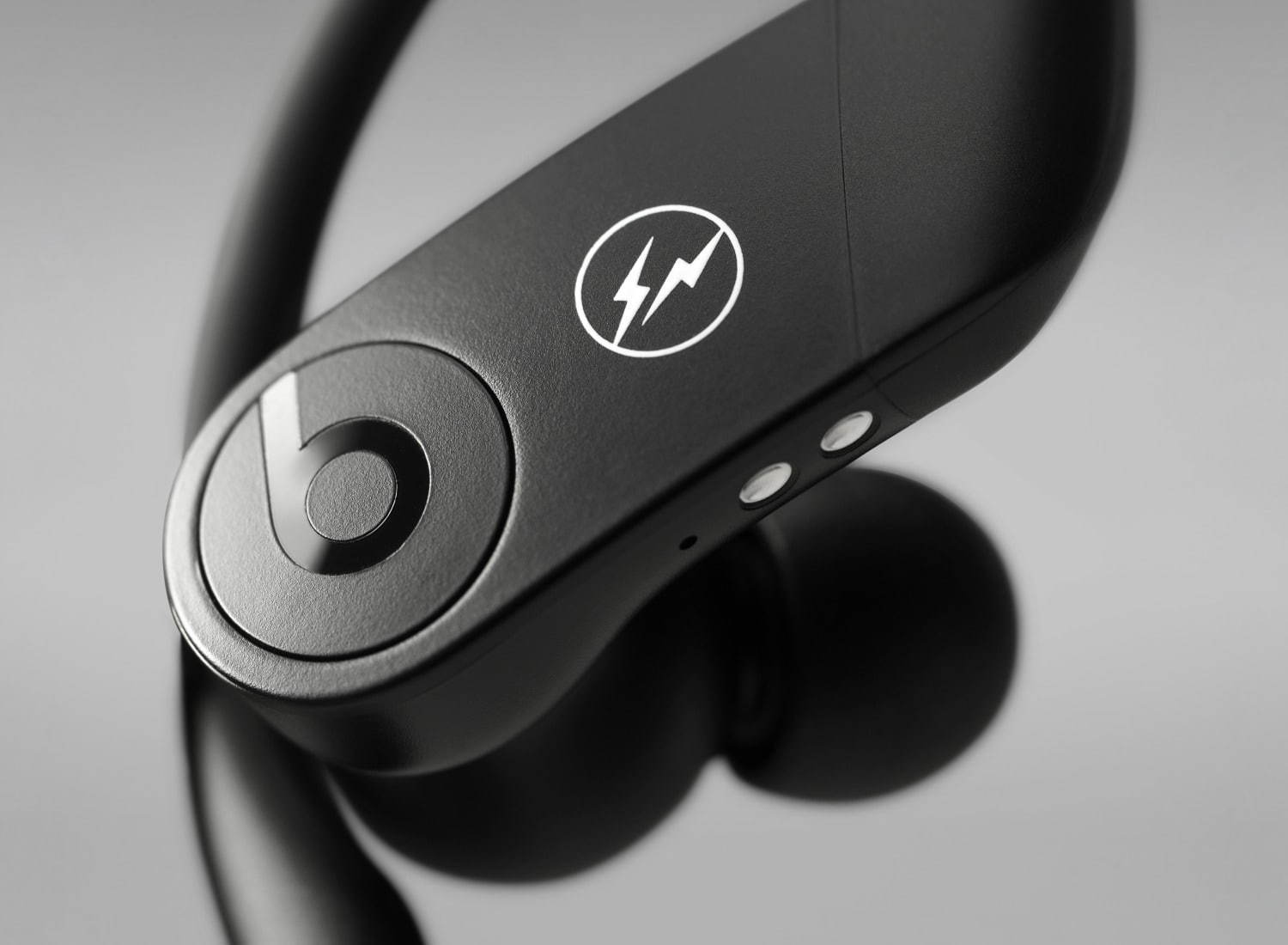 Beats × フラグメント デザインのイヤホン“稲妻”ロゴ入り「Powerbeats