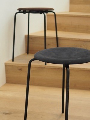 アルネ・ヤコブセンの名作ドットスツール、フラグメント×フリッツ