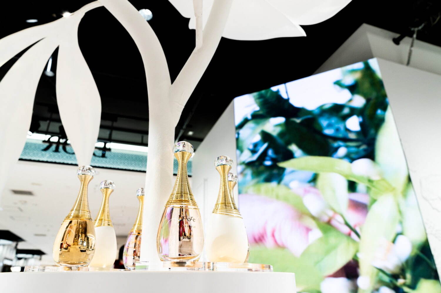 ディオール「ジャドール」“花と水から生まれた”新フレグランス、伊勢丹